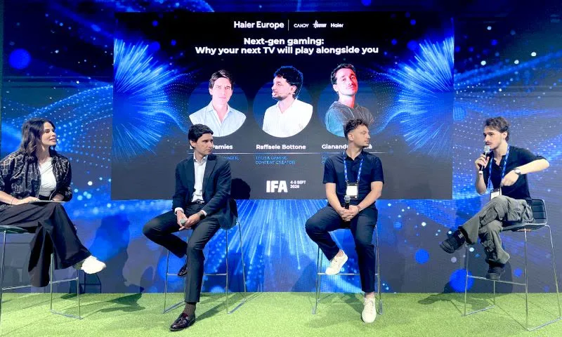 Raf sul palco Haier a IFA Berlino durante il talk sul gaming