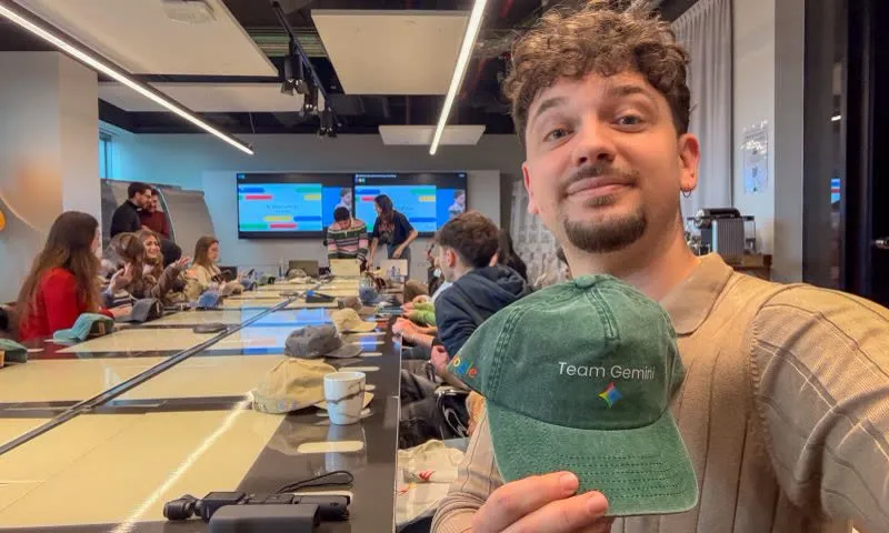 Raf negli uffici di Google Italia con il cappellino del Team Gemini