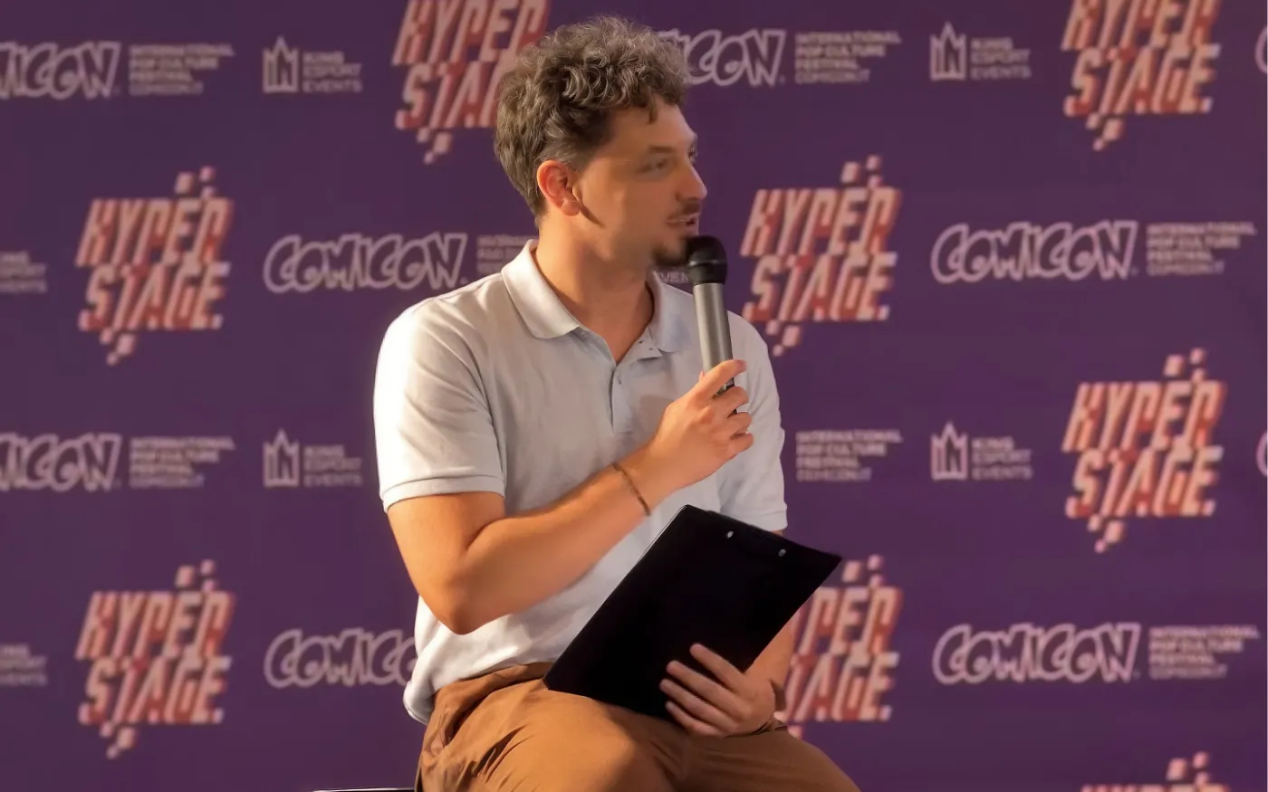 Raf conduce il panel su Saros all'Hyperstage del Comicon di Napoli