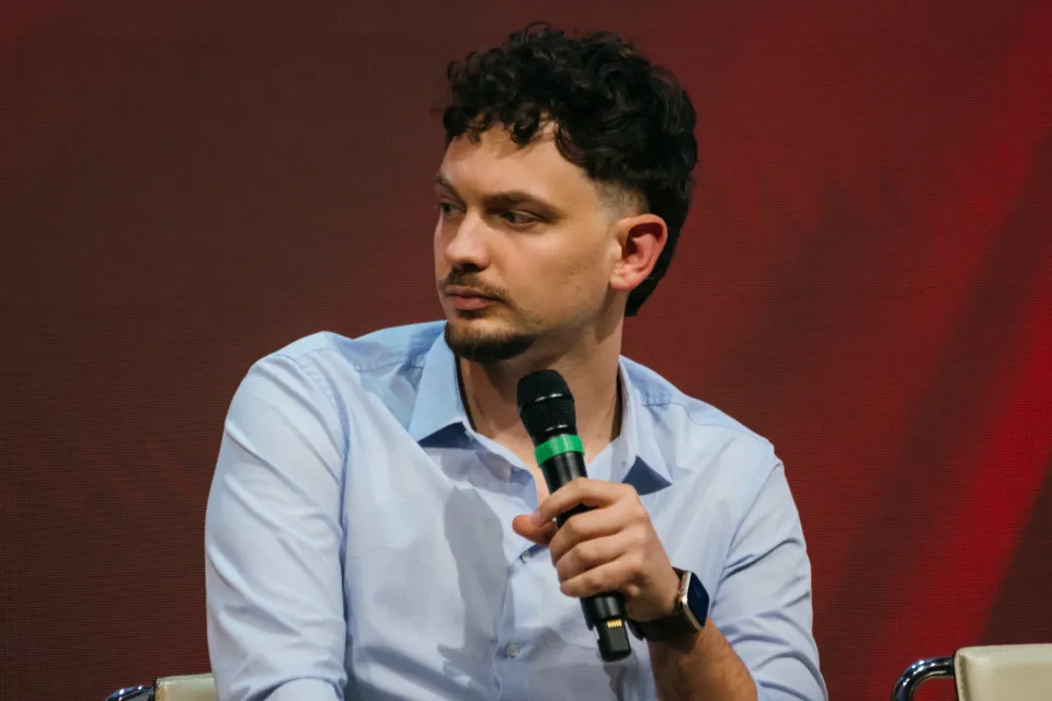 Raf con il microfono durante un talk sul palco
